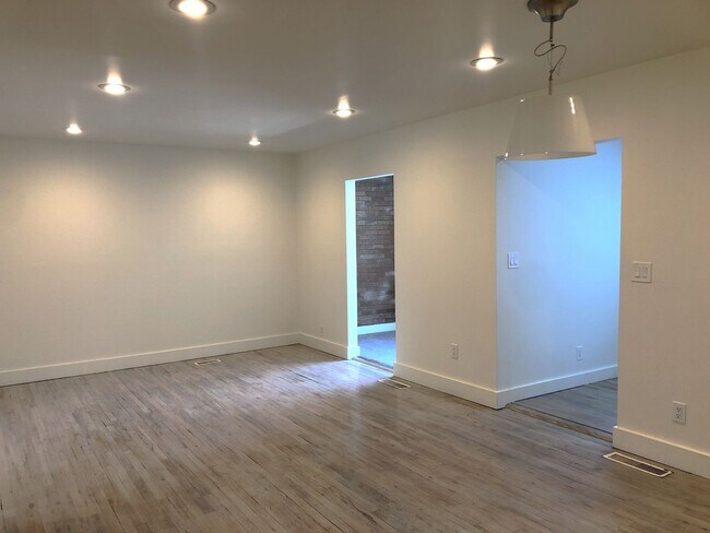 Building Photo - Beautiful 2 Bedroom Apartment with Office in Sugar House!