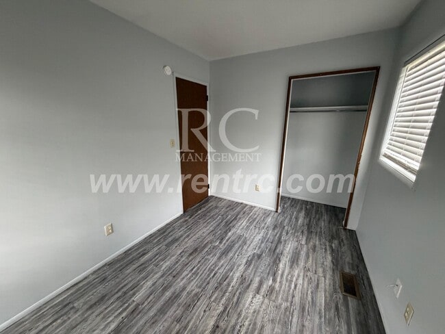 Building Photo - 910 Timberline-