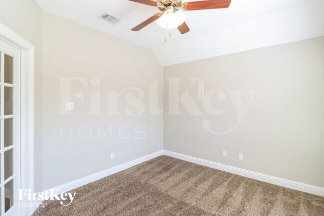 Building Photo - 4313 Lakeview Dr