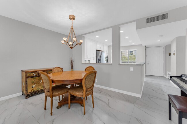 Building Photo - 7192 Huntington Ln