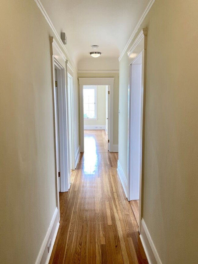 Building Photo - 1BR/1BA Penthouse Level Pacific Heights St...