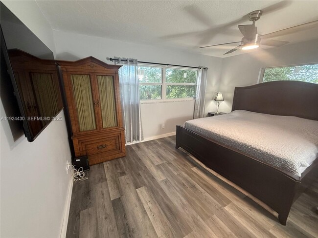 Building Photo - 1000 Country Club Dr