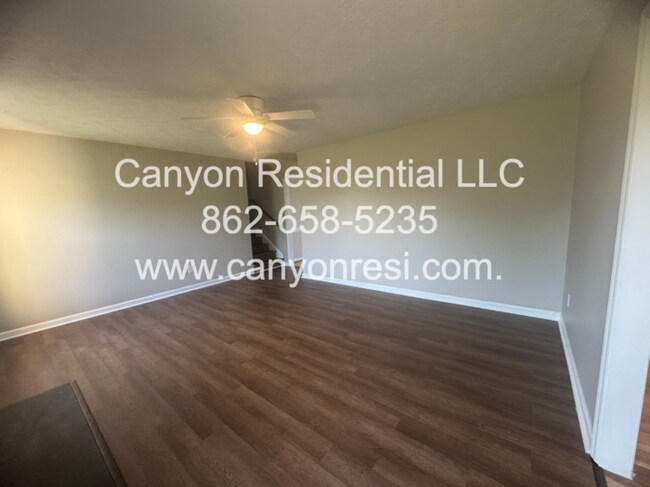 Building Photo - 301 Hawthorn Dr