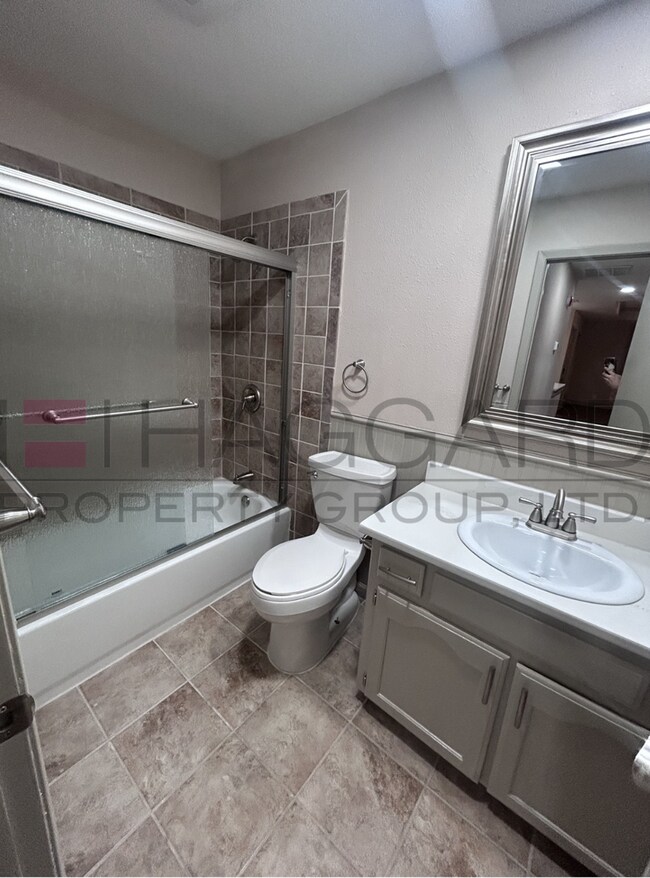 Building Photo - Newly Renovated 2 Bedroom, 2 Bath Duplex — Move-In Ready!