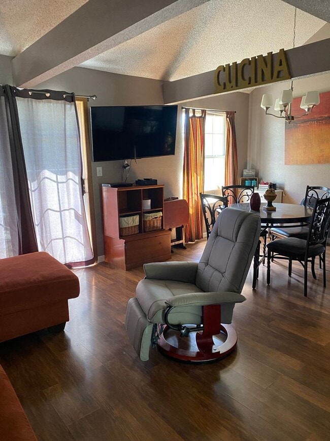 Building Photo - Recently Renovated Furnished 2 Bedroom 2 Bath Apartment in Branson MO