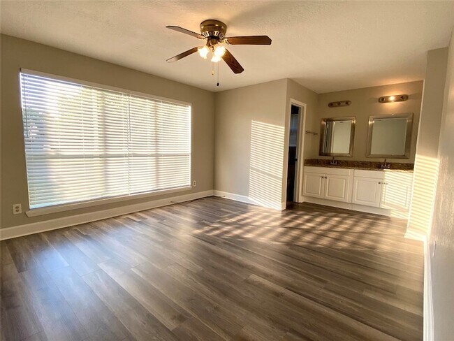 Building Photo - 2531 Bisontine St