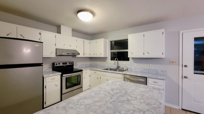 Building Photo - 1223 Redwood Ln