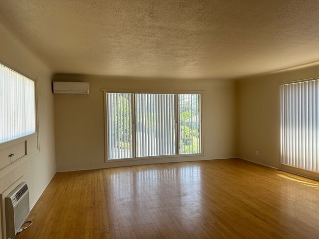 Building Photo - Large 4 bedroom 2 bath house in a great ne...