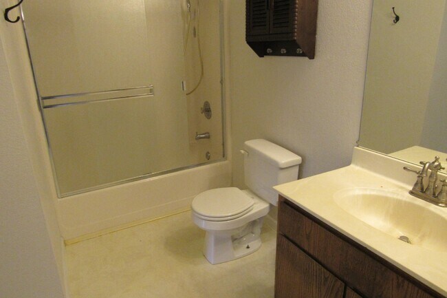 Building Photo - Well Kept 2 Bed/1 Bath Upstairs Condo in South Livermore