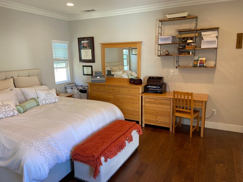 Building Photo - 4470 Stansbury Ave