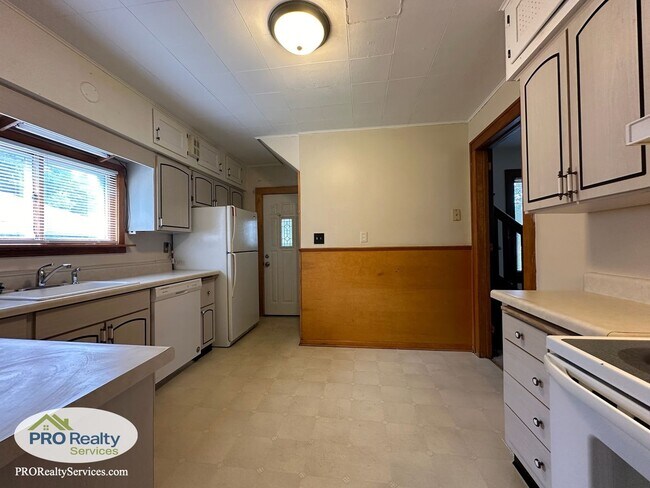 Building Photo - 3 Bedroom Plus Den Home in St. Paul