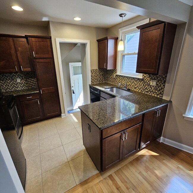 Building Photo - This charming 3-bedroom, 1.5-bathroom hous...