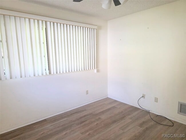 Building Photo - 25 Holly Ct