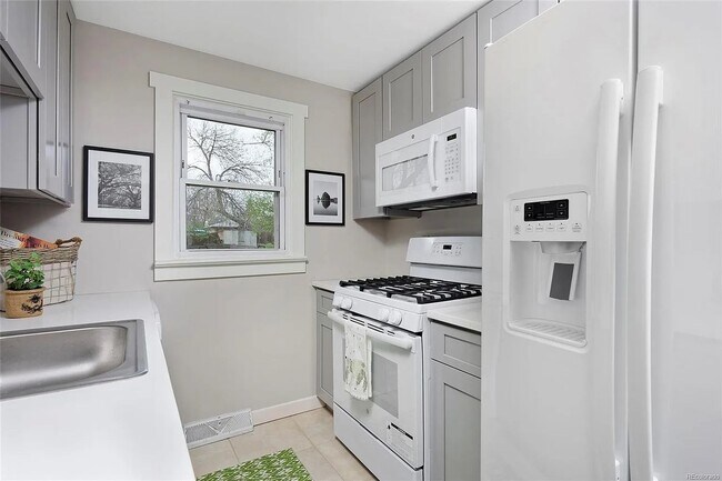 Building Photo - Charming 3-Bedroom Oasis with Expansive Yard and Driveway!