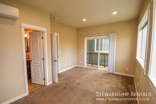 Building Photo - Quack Alley!-5 bed, 6 1/2 bath, with bonus...