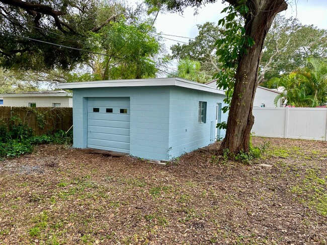 Building Photo - Stunningly Renovated 2/1 near the water av...