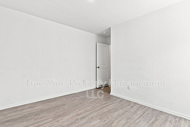 Building Photo - 2906 Millikan Dr