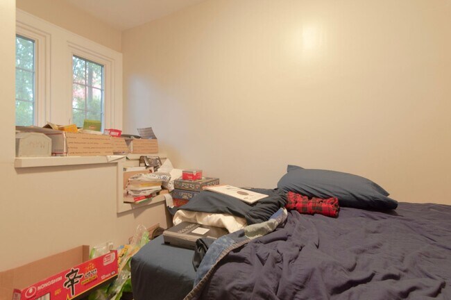 Building Photo - Room for Rent in 5 Bedroom House