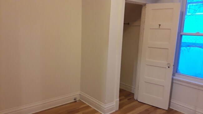 Building Photo - AVAILABLE JULY - 3 BED 1 BATH