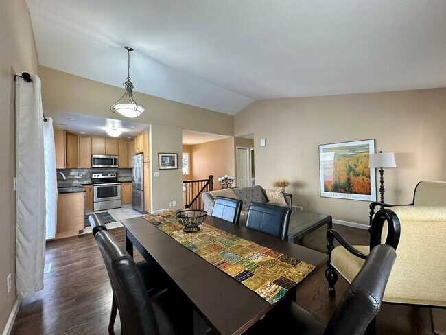Building Photo - Fully Furnished 4 bedroom 2 bath home is Englewood!!