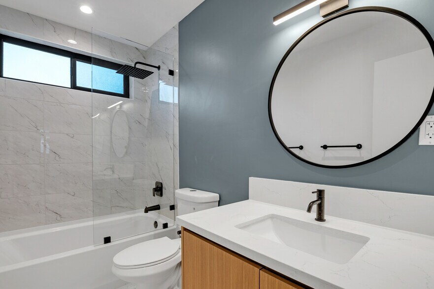 Building Photo - 950 Havenhurst Dr