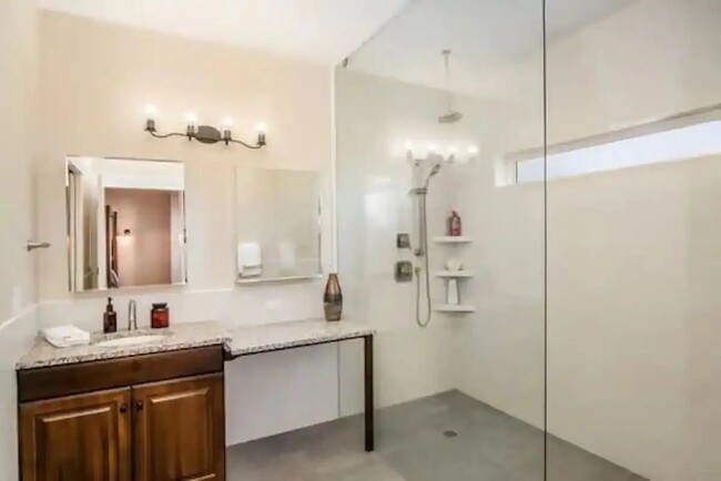 Building Photo - Modern 4 Bed Townhouse With Exceptional Fe...