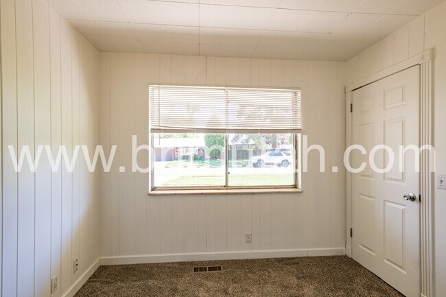 Building Photo - 1561 E 4945 S