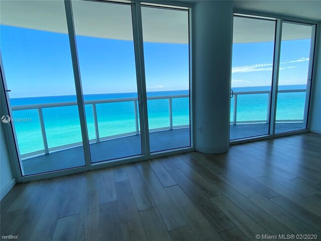 Building Photo - 2 br, 2 bath Condo - 6365 Collins Ave Impr...