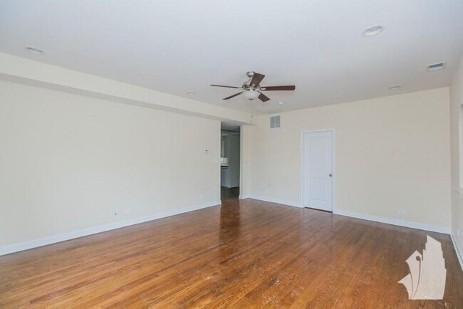 Building Photo - 3 bedroom in Chicago IL 60640