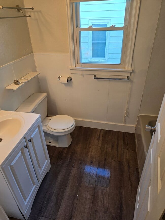 Building Photo - 3 bed/2 bath single- family home