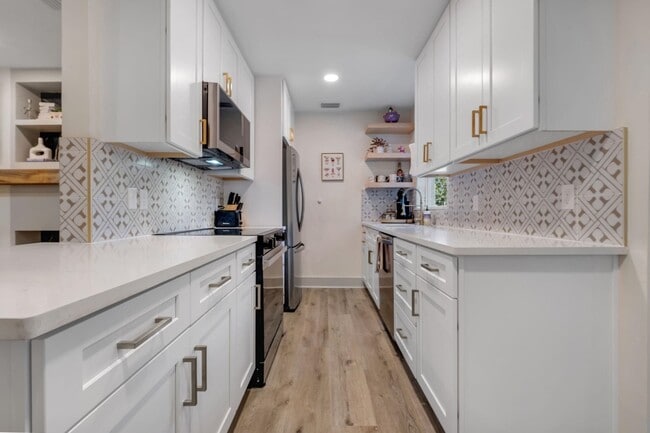 Building Photo - 2412 Surrey St