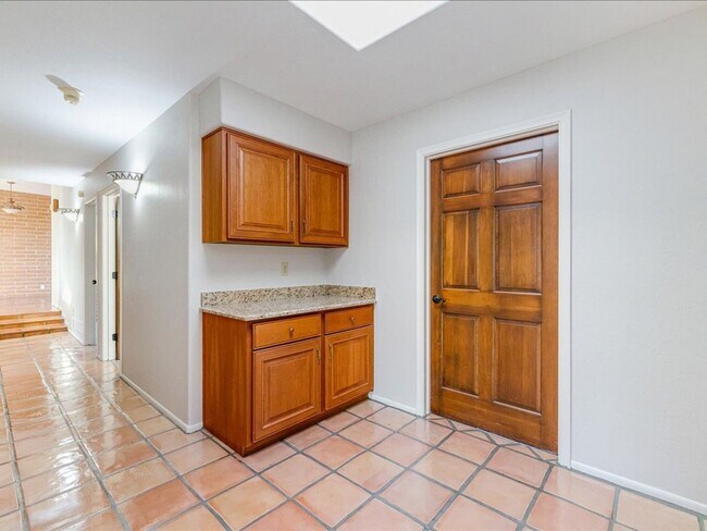 Building Photo - 4 bedroom 2.5 Bath