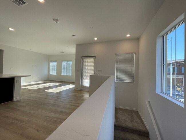 Building Photo - GATED 2 BED 2.5 BATH 2 CAR GARAGE 2 FLOOR TOWNHOUSE IN HENDERSON