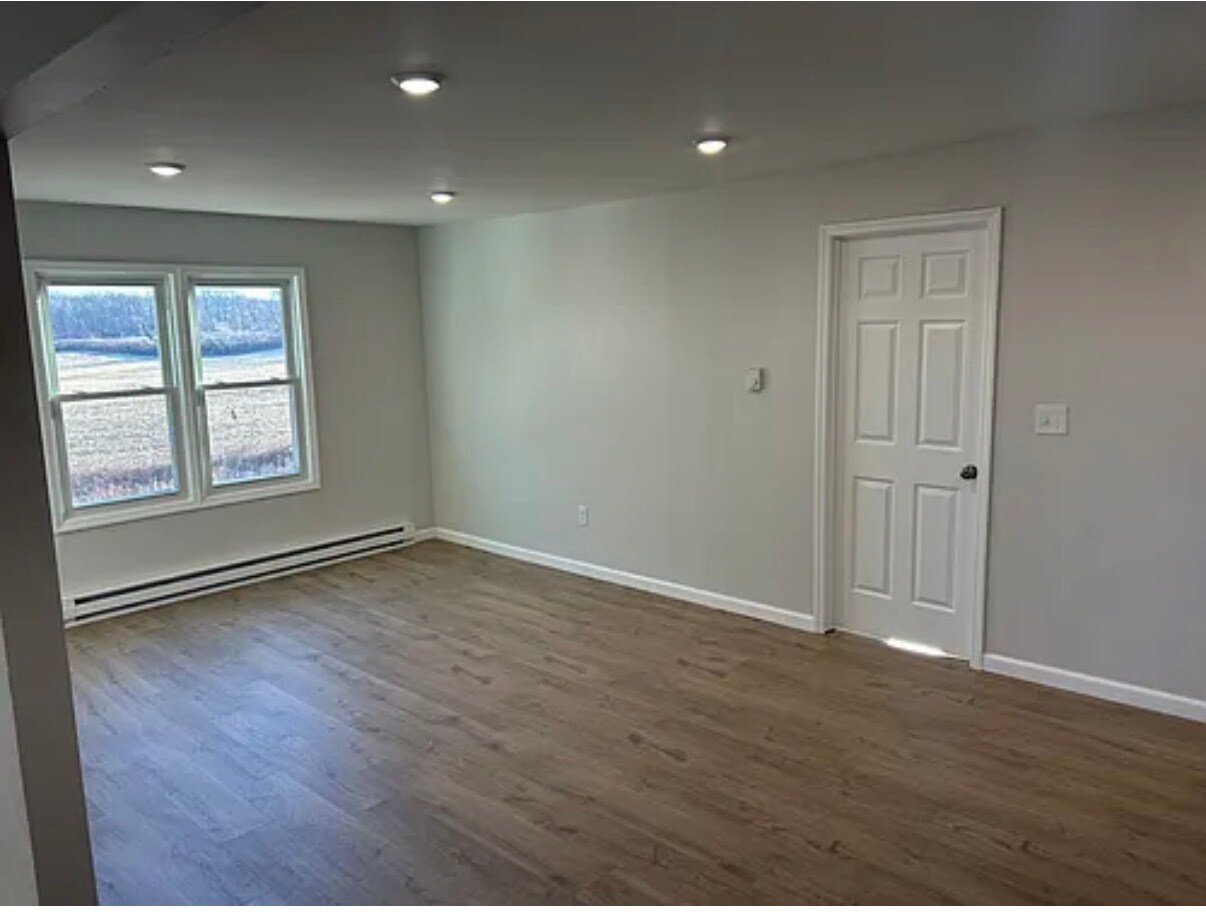 Building Photo - 982 S Schodack Rd