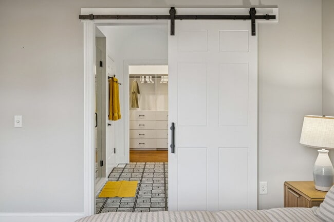 Building Photo - 594 Lake Haven Dr