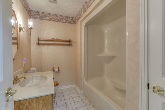 Building Photo - 2303 Friendship Dr