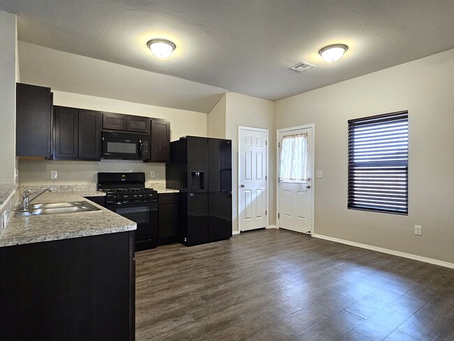 Building Photo - Harrah Haven: Exceptional 3 Bed, 2 Bath Re...