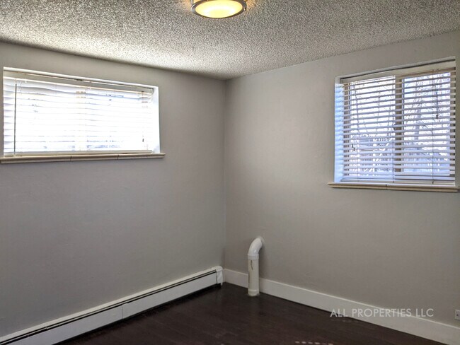 Building Photo - 1005 Newton St