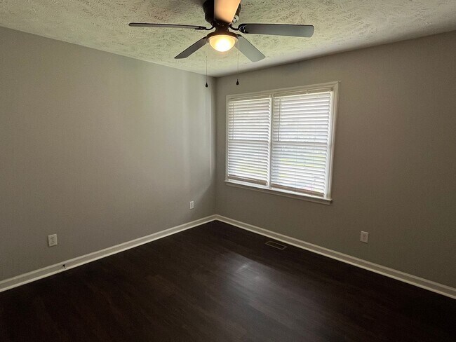 Building Photo - Stunning Tri-level Home on Cul-de-sac