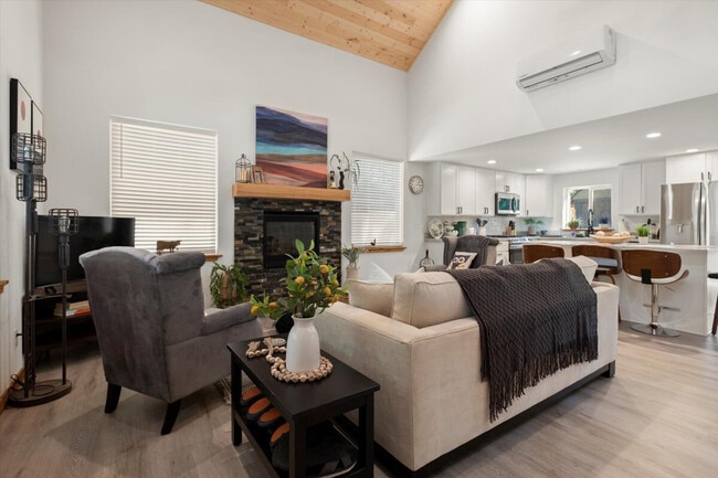 Building Photo - 125 Mountain View Dr