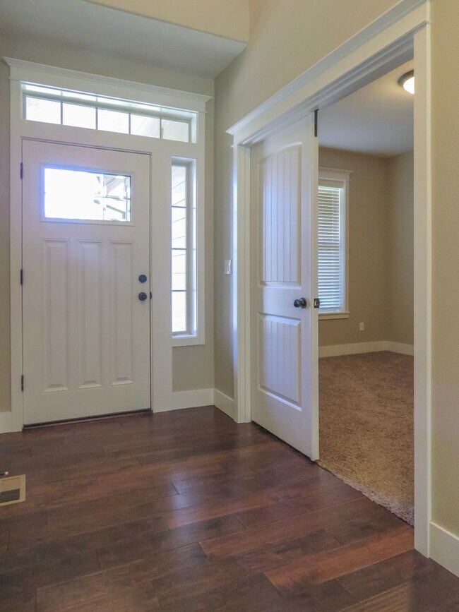 Building Photo - 5 Bedroom 3 Bathroom home available in New...