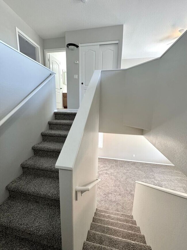 Building Photo - Stunning 4Bedrooms/2.5 Bath Home!