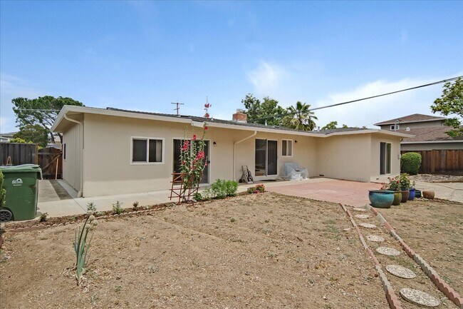 Building Photo - Great Location 3BD Home with Wood Floors &...