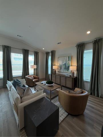 Primary Photo - 4422 Janssen Ave