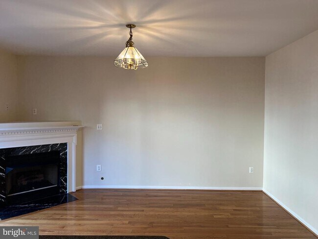 Building Photo - 8818 Royal Doulton Ln