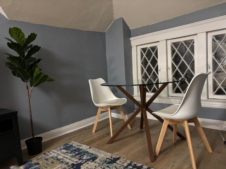 Building Photo - 10815 Drexel Ave