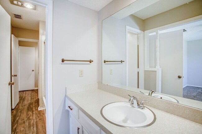 Building Photo - Cute & Cozy Two Bedroom Centrally Located ...