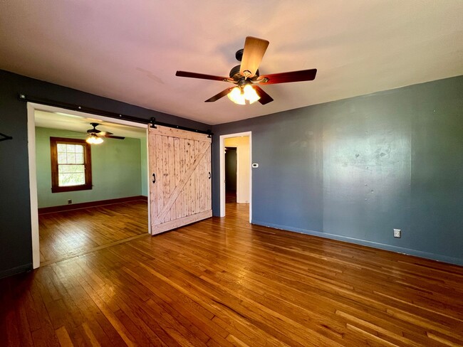 Building Photo - 3 Bedroom, 1 Bath, Nice Backyard!