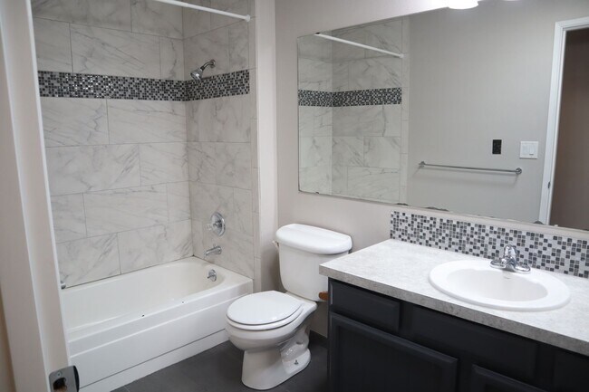 Building Photo - 10111 NE Tanglewood Dr