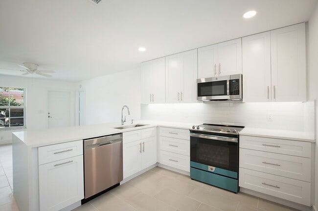 Building Photo - 705 New York St